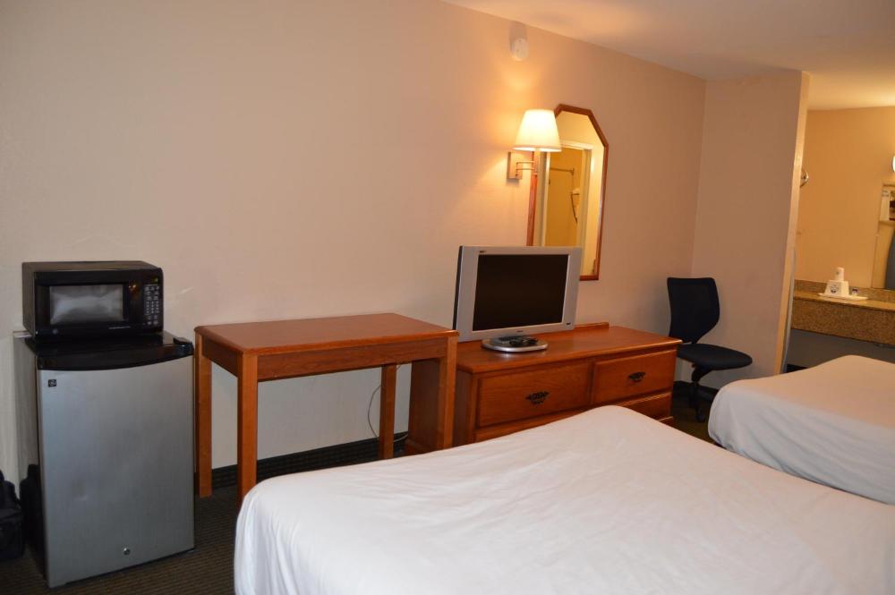 Queen Room with Two Queen Beds - Non-Smoking interior